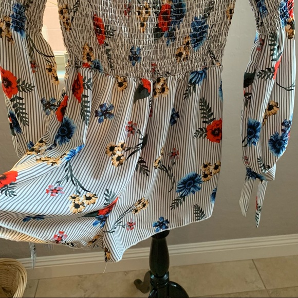 Off the shoulder floral romper ties on arms medium - Picture 6 of 6